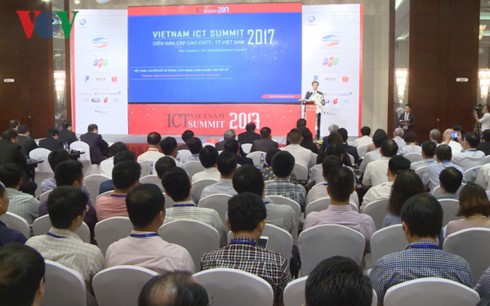 В Ханое состоялся саммит по информационно-коммуникационным технологиям Вьетнама 2017 - ảnh 2