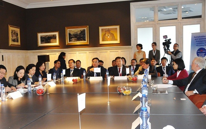 Вице-премьер СРВ Выонг Динь Хюэ посетил экономические объекты в Бельгии - ảnh 1