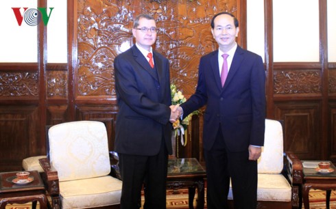 Президент Вьетнама принял послов зарубежных стран - ảnh 3