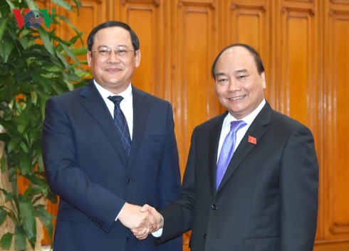 Генсек ЦК КПВ и премьер-министр Вьетнама приняли вице-премьера Лаоса - ảnh 2