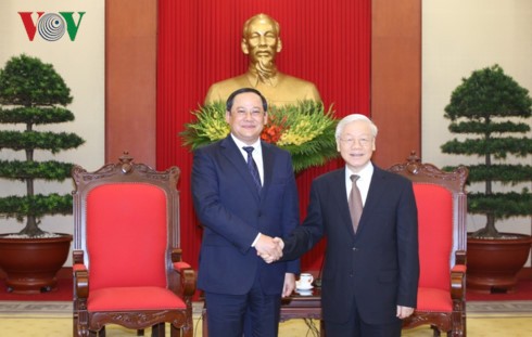 Генсек ЦК КПВ и премьер-министр Вьетнама приняли вице-премьера Лаоса - ảnh 1