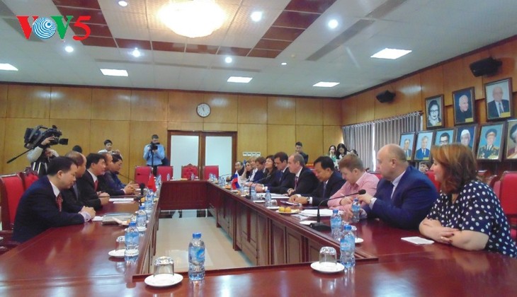 Руководство Общества вьетнамо-российской дружбы встретилось с губернатором Иркутской области - ảnh 1