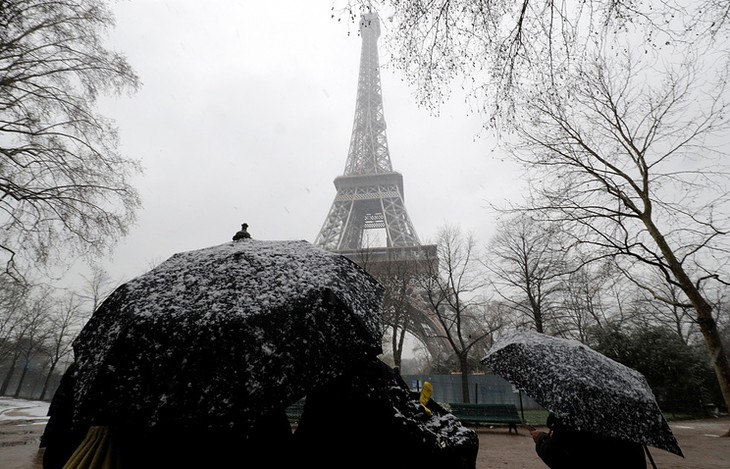 Эйфелева башня закрыта для туристов из-за снегопада - ảnh 1