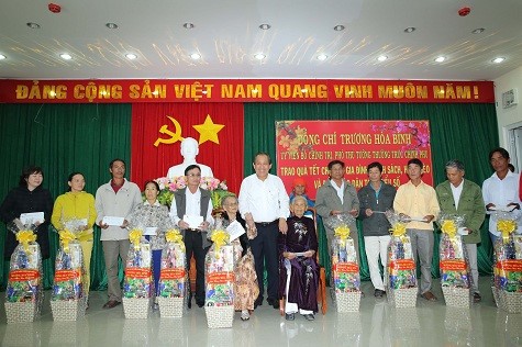 Чыонг Хоа Бинь вручил новогодние подарки жителям провинции Ниньтхуан - ảnh 1