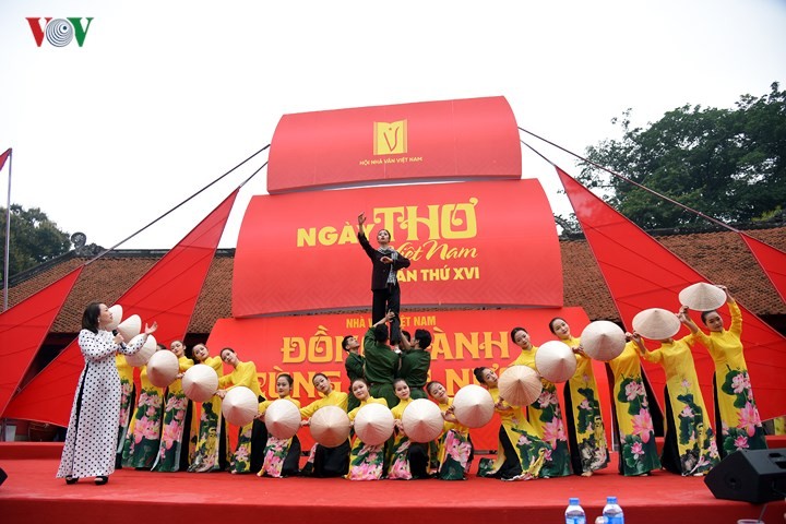 В Ханое и Хошимине в 16-й раз открылся День вьетнамской поэзии - ảnh 1