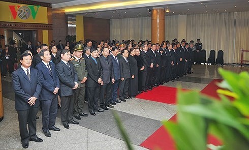 Вьетнамцы и зарубежные друзья приходят на прощание с экс-премьером страны Фан Ван Кхаем - ảnh 1