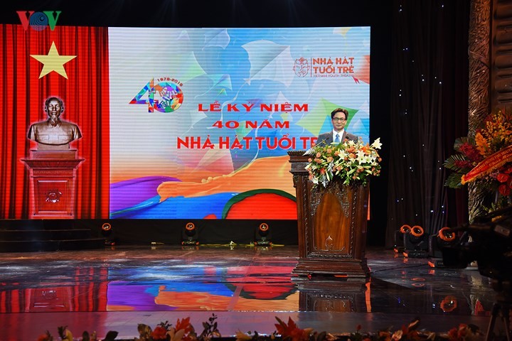 Вице-премьер Ву Дык Дам принял участие в праздновании 40-летия создания театра «Молодость» - ảnh 1
