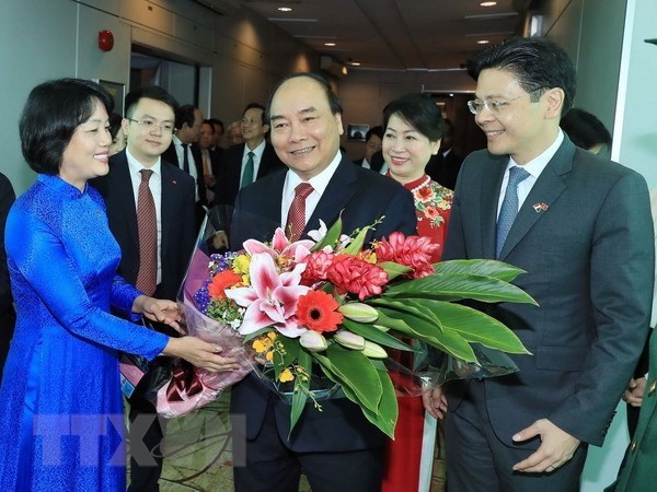 Премьер Вьетнама прибыл в Сингапур для участия в 32-м саммите АСЕАН - ảnh 1