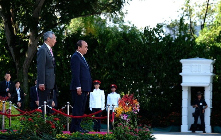 В Сингапуре состоялась церемония официальной встречи премьер Вьетнама Нгуен Суан Фука - ảnh 1