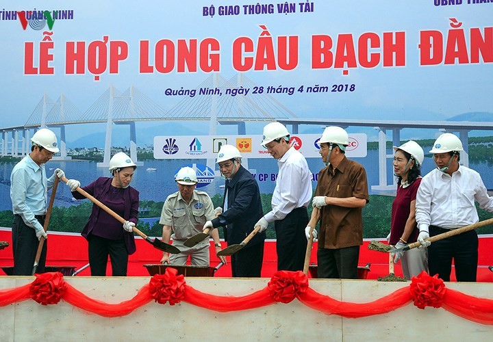 Нгуен Тхи Ким Нган приняла участие в церемонии соединения конструкций моста Батьданг - ảnh 1