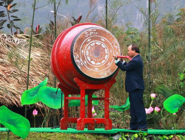 Премьер Вьетнама ударил в барабан на открытии праздника Чанган 2018 - ảnh 1