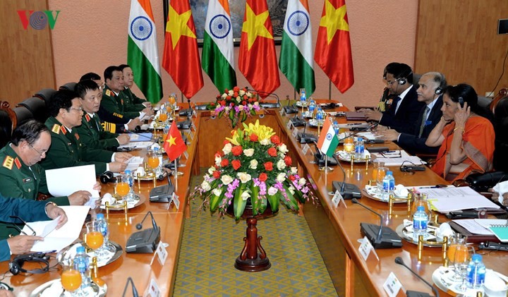 Министр обороны СРВ провёл переговоры с высокой военной делегацией Индии - ảnh 2