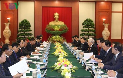 Генсек ЦК НРПЛ, президент Лаоса посешает Вьетнам с визитом - ảnh 2
