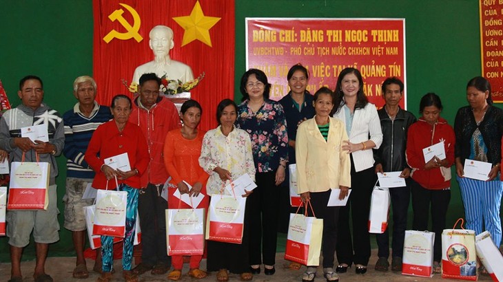 Вице-президент СРВ вручила подарки семьям льготной категории в провинции Дакнонг - ảnh 1