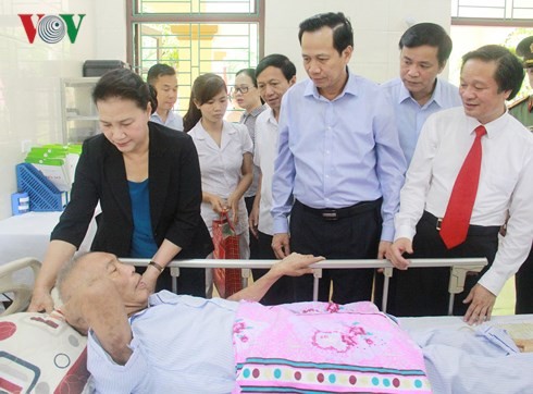 Спикер парламента Вьетнама навестила больных военнослужащих и инвалидов войны провинции Ханам - ảnh 2