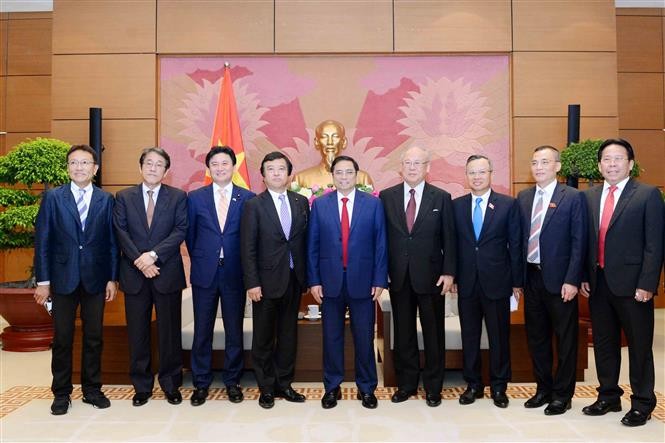 Глава группы парламентариев за вьетнамо-японскую дружбу принял министра по делам морской политики Японии - ảnh 1