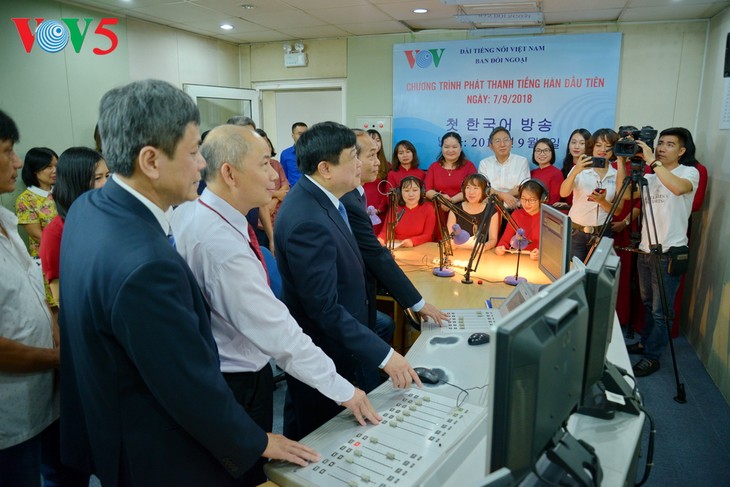 Радио «Голос Вьетнама» выпустило в эфир первую передачу на корейском языке - ảnh 1
