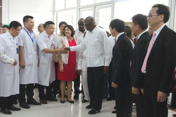 Делегация партии и правительства Кубы посетила больницу вьетнамо-кубинской дружбы в г.Донгхой - ảnh 1