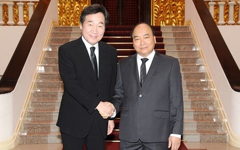 Премьер Вьетнама Нгуен Суан Фук встретился со своим южнокорейским коллегой - ảnh 1