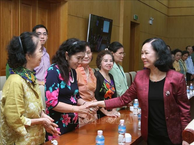Чыонг Тхи Май приняла делегацию бывших учителей – вьетнамских эмигрантов в Таиланде - ảnh 1