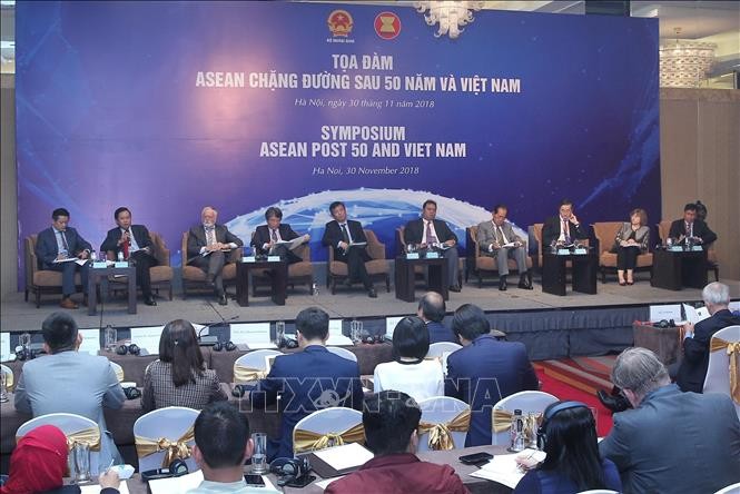 В Ханое прошла беседа «АСЕАН спустя 50 лет развития и Вьетнам» - ảnh 1