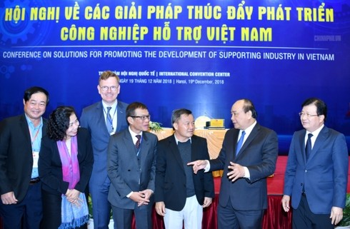 Премьер-министр Вьетнама принял участие в конференции по развитию вспомогательной промышленности - ảnh 1
