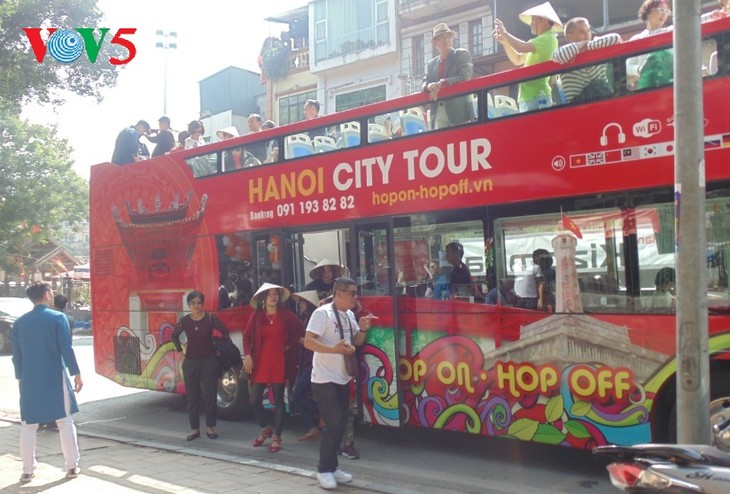 Почувствуйте красоту Ханоя на двухэтажных автобусах - ảnh 5