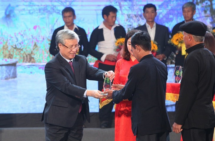 В Ханое названы лучшие старейшины и сельские старосты Вьетнама 2018 года - ảnh 1