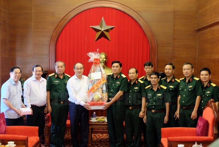 Руководители Вьетнама вручили подарки малоимущим семьям по случаю Нового года  - ảnh 2