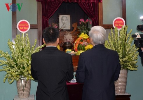Нгуен Фу Чонг зажёг благовония в память о Президенте Хо Ши Мине  - ảnh 1