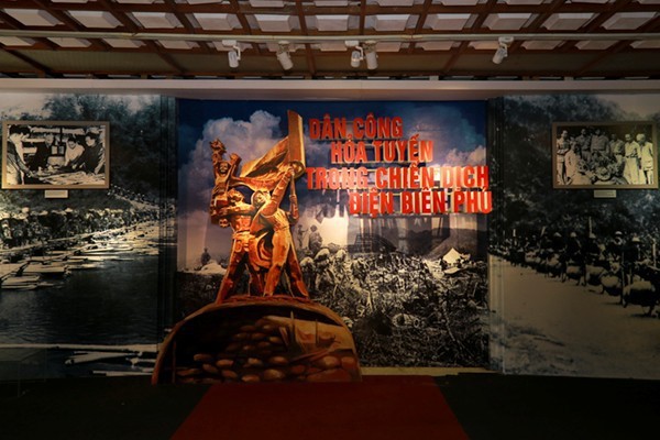 В Ханое открылась тематическая выставка «Народные носильщики на линии фронта в битве под Диенбиенфу» - ảnh 1
