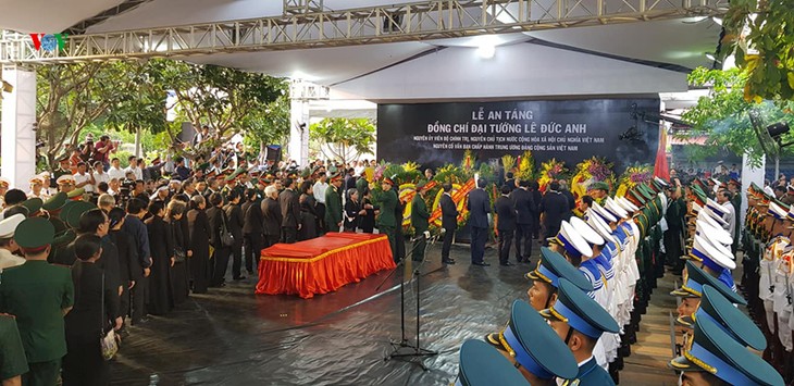 В г.Хошимине прошли похороны экс-президента Вьетнама Ле Дык Аня - ảnh 1
