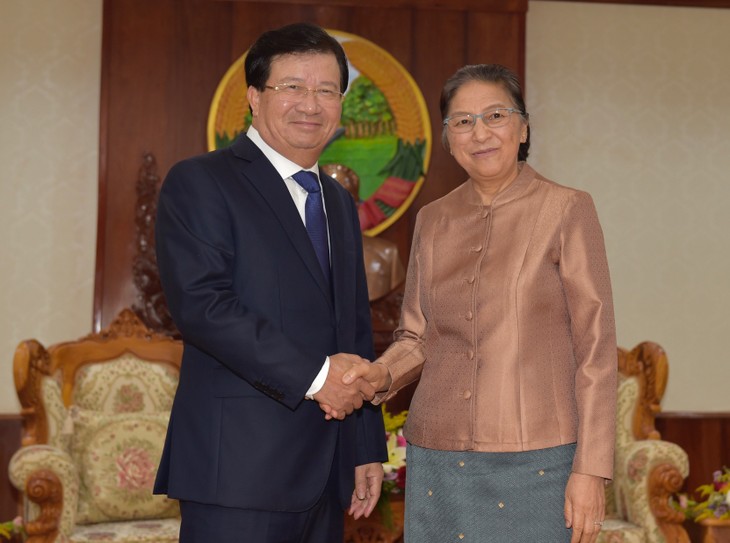 Вице-премьер Вьетнама встретился с премьер-министром и спикером парламента Лаоса - ảnh 2