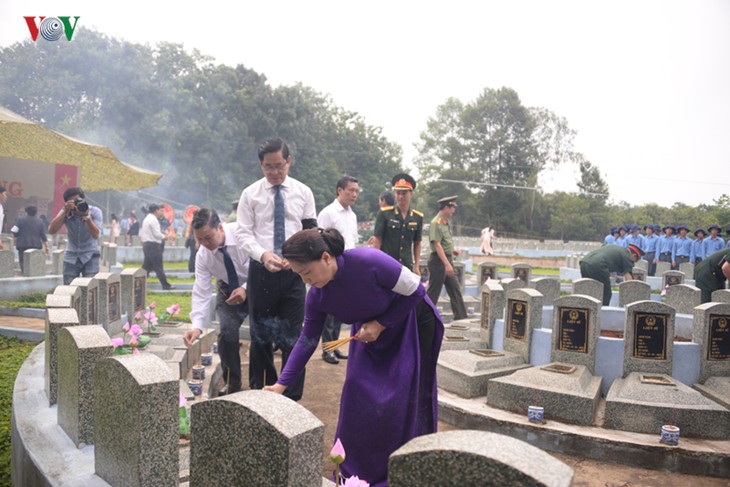 Нгуен Тхи Ким Нган приняла участие в церемонии перезахоронения останков павших фронтовиков в Тэйнине - ảnh 1