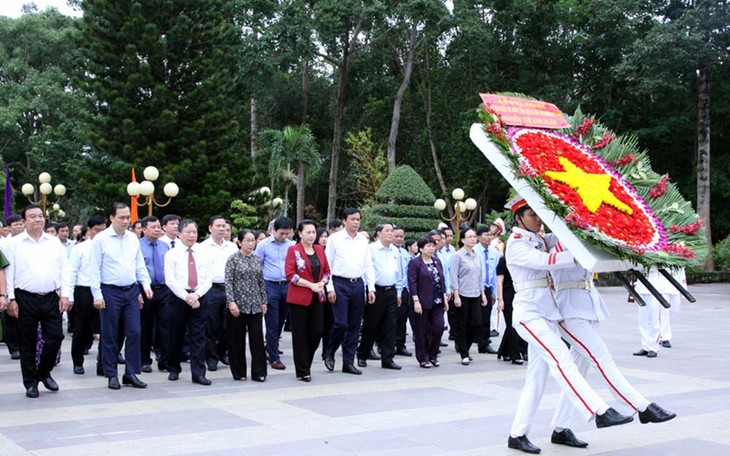 Нгуен Тхи Ким Нган зажгла благовония в память о павших фронтовиках в Хошимине - ảnh 1