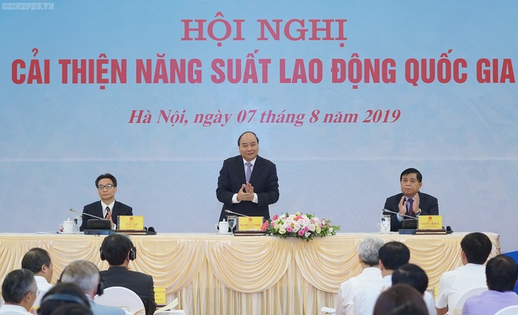 Премьер Вьетнама принял участие в национальной конференции по повышению производительности труда - ảnh 1