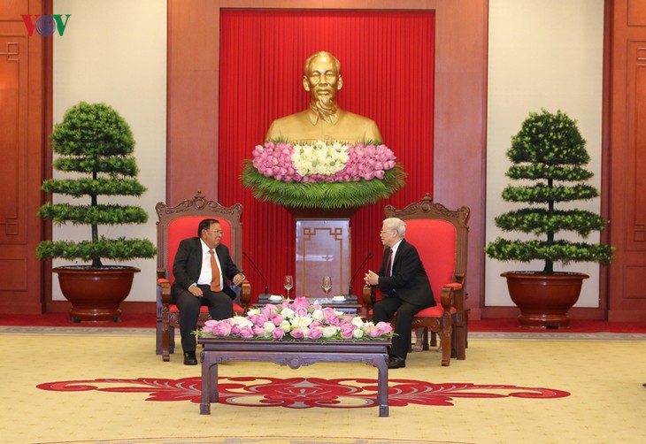Нгуен Фу Чонг встретился с генеральным секретарём ЦК НРПЛ, президентом Лаоса - ảnh 1