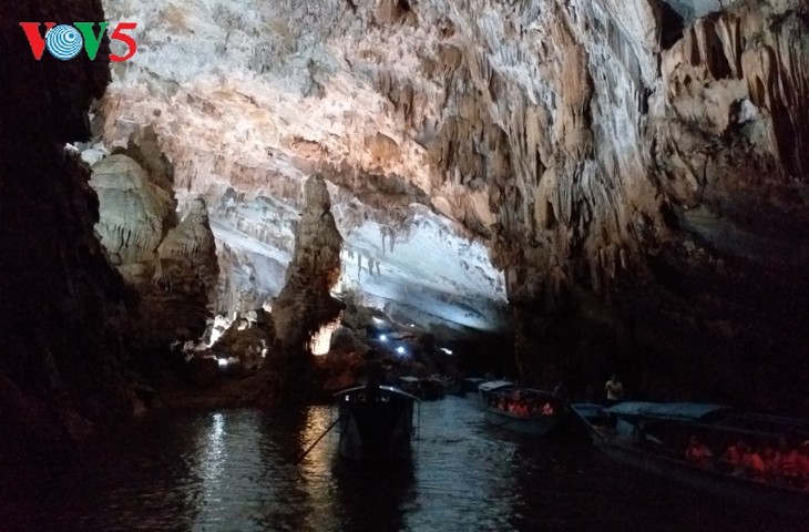 Посещение «самой красивой под южными небесами пещеры» Фонгня - ảnh 2