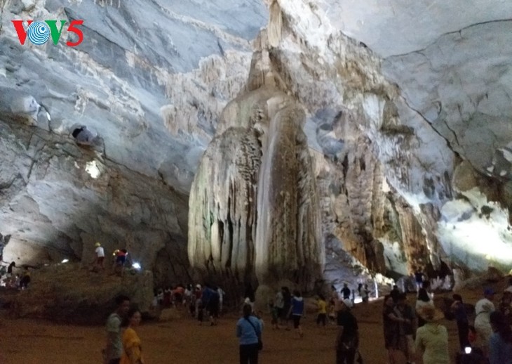 Посещение «самой красивой под южными небесами пещеры» Фонгня - ảnh 4