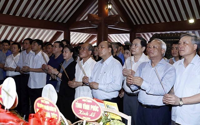 Премьер-министр и спикер парламента Вьетнама зажгли благовония в память о Президенте Хо Ши Мине - ảnh 1