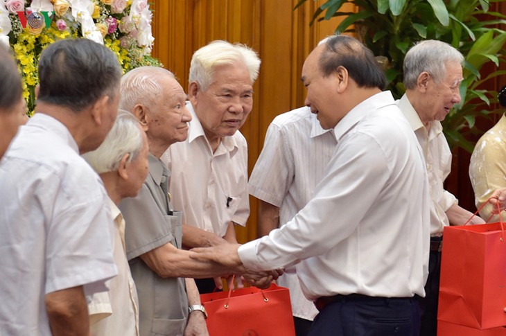Премьер Вьетнама встретился с бывшими помощниками Президента Хо Ши Мина - ảnh 1