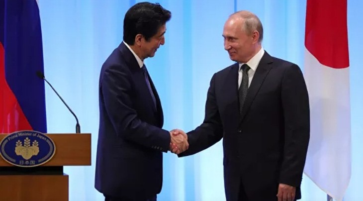 Премьер Японии прибыл в Россию, чтобы вывести переговоры по мирному договору на новый уровень - ảnh 1