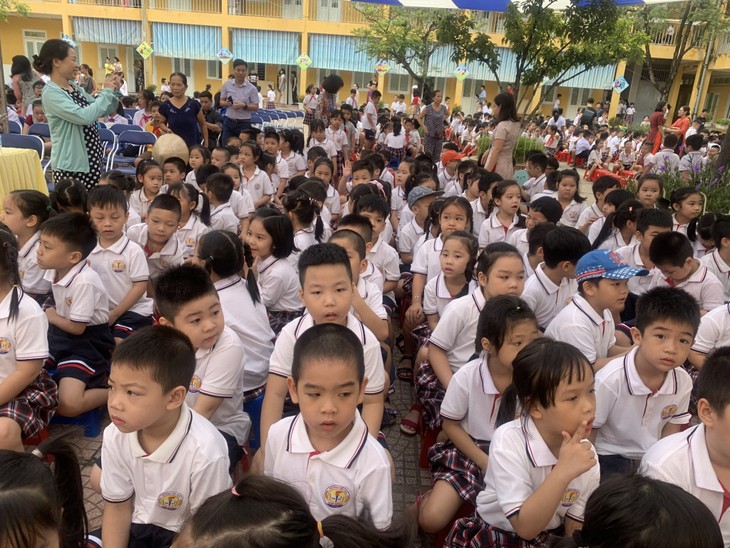 Во Вьетнаме начинается новый учебный год - ảnh 1