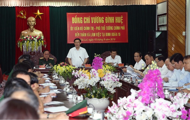 Выонг Динь Хюэ провел рабочую встречу с 15-м войсковым cоединением в провинции Зялай - ảnh 1