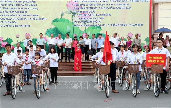 Во Вьетнаме предоставлены стипендии школьникам из малоимущих семей - ảnh 1