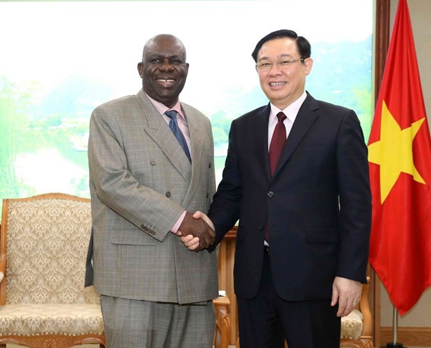 Вице-премьер Выонг Динь Хюэ принял послов ЮАР и Нигерии во Вьетнаме - ảnh 2