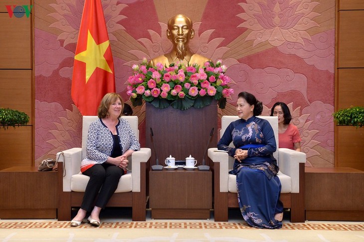 Нгуен Тхи Ким Нган приняла группу парламентариев за французско-вьетнамскую дружбу - ảnh 1