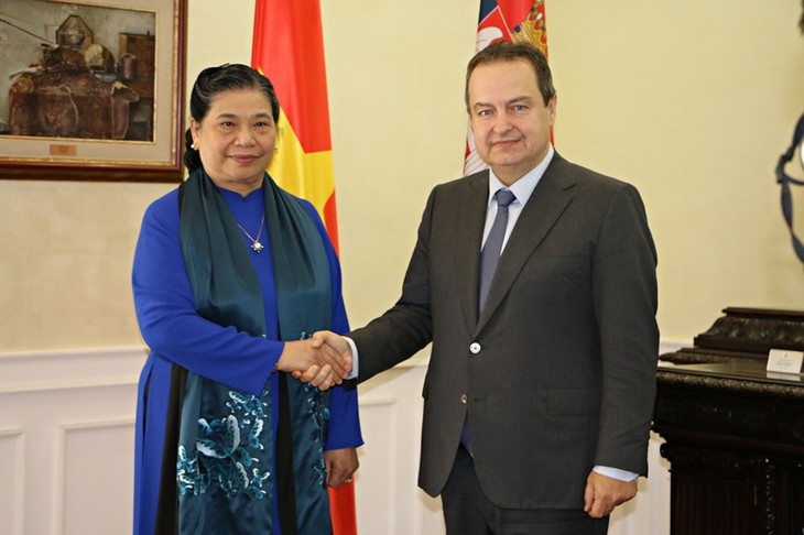 Тонг Тхи Фонг встретилась с первым вице-премьером Сербии и приняла участие в закрытии МПС-141 - ảnh 1