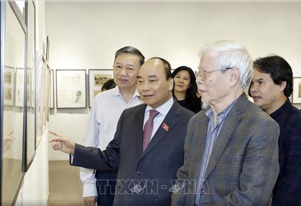 Нгуен Суан Фук посетил выставку этюдов народного художника Нго Мань Лана - ảnh 1