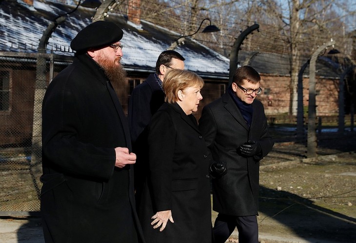 Канцлер ФРГ Ангела Меркель впервые за четыре срока посетила Освенцим - ảnh 1
